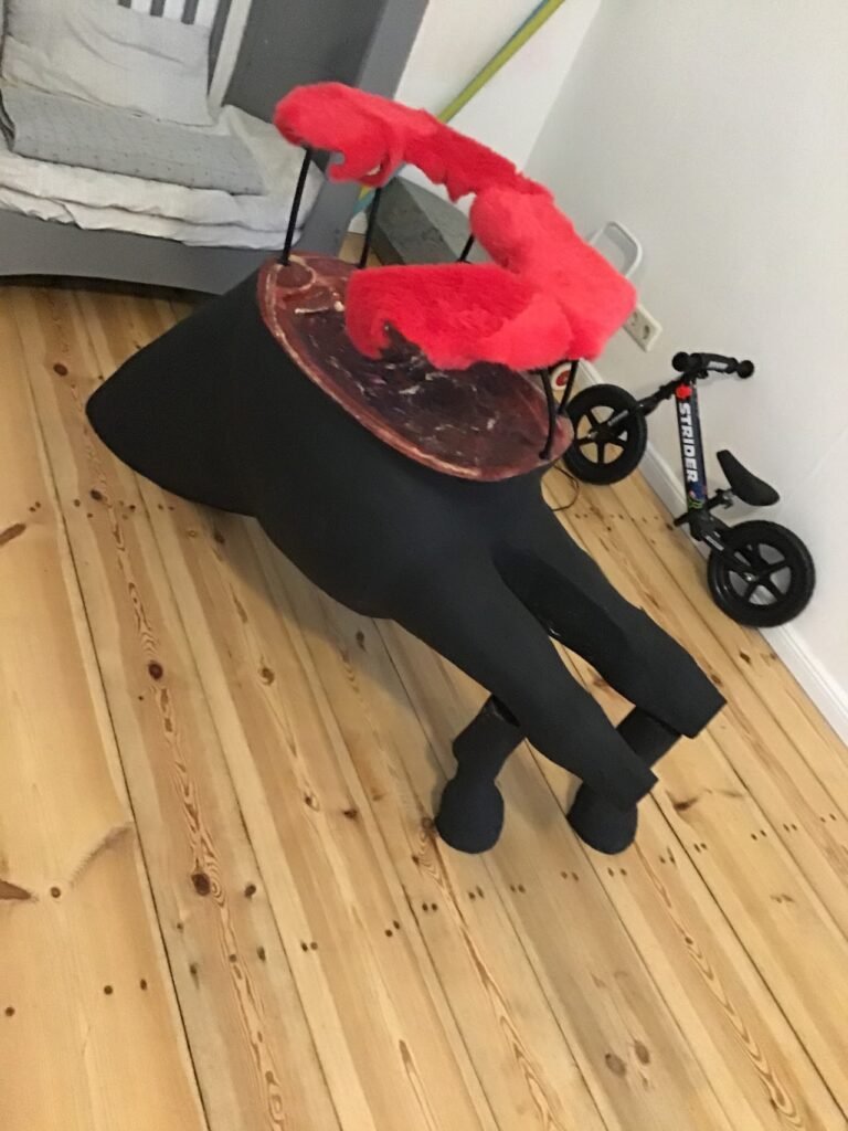 Escultura mesa de diseño patas de caballo negro de Horacio Alcolea Crespo, arte contemporáneo en España